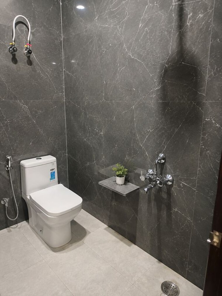 Bathroom, mehrauli 2 Bedroom 800 Sq.Ft. Builder Floor In Mehrauli Delhi 10498195