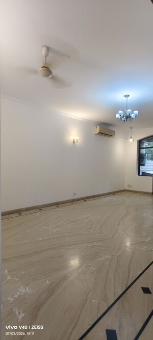 Room in 3 BHK Apartment at Defence Colony – for Rent