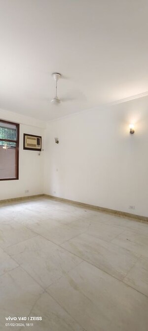 Room in 3 BHK Apartment at Defence Colony – for Rent
