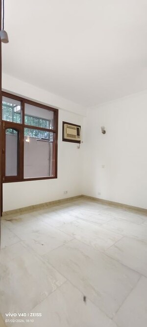 Room in 3 BHK Apartment at Defence Colony – for Rent