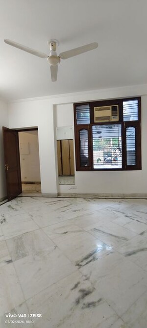 Room in 3 BHK Apartment at Defence Colony – for Rent