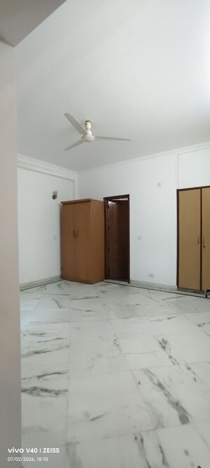 Room in 3 BHK Apartment at Defence Colony – for Rent
