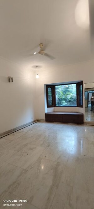 Room in 3 BHK Apartment at Defence Colony – for Rent