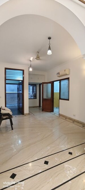 Room in 3 BHK Apartment at Defence Colony – for Rent