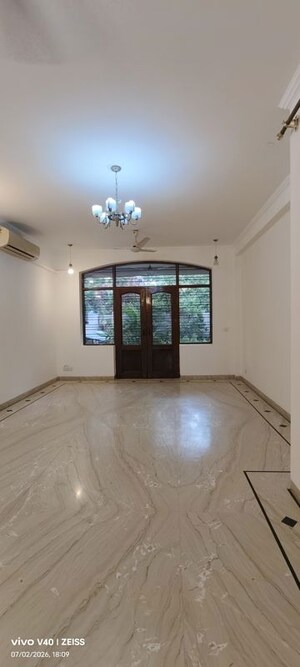 Room in 3 BHK Apartment at Defence Colony – for Rent