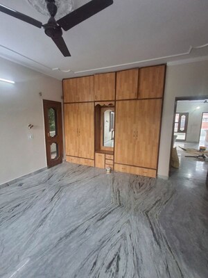 Room in 3 BHK Builder Floor at Sector 33 – for Rent