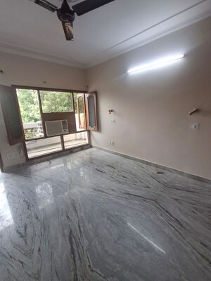Room in 3 BHK Builder Floor at Sector 33 – for Rent
