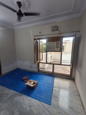 Room in 3 BHK Builder Floor at Sector 33 – for Rent
