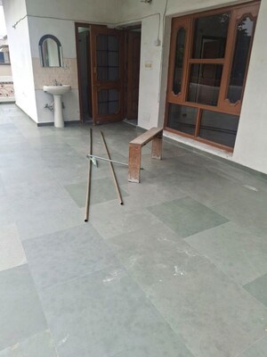 Room in 3 BHK Builder Floor at Sector 33 – for Rent