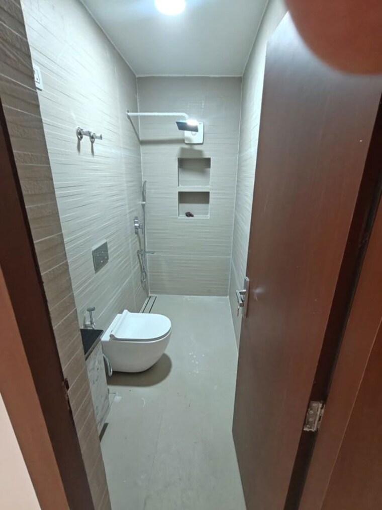 Bathroom, paras-tierea 3 Bedroom 1580 Sq.Ft. Apartment In Sector 137 Noida 10493588