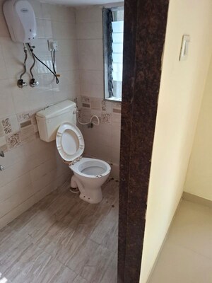 Bathroom in 2.5 BHK Apartment at Lokhandwala Sapphire Heights, Kandivali East – for Rent