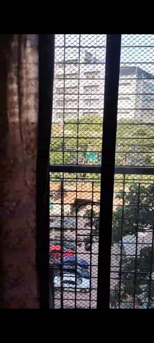 Room in 2 BHK Apartment at Kurla West – for Rent