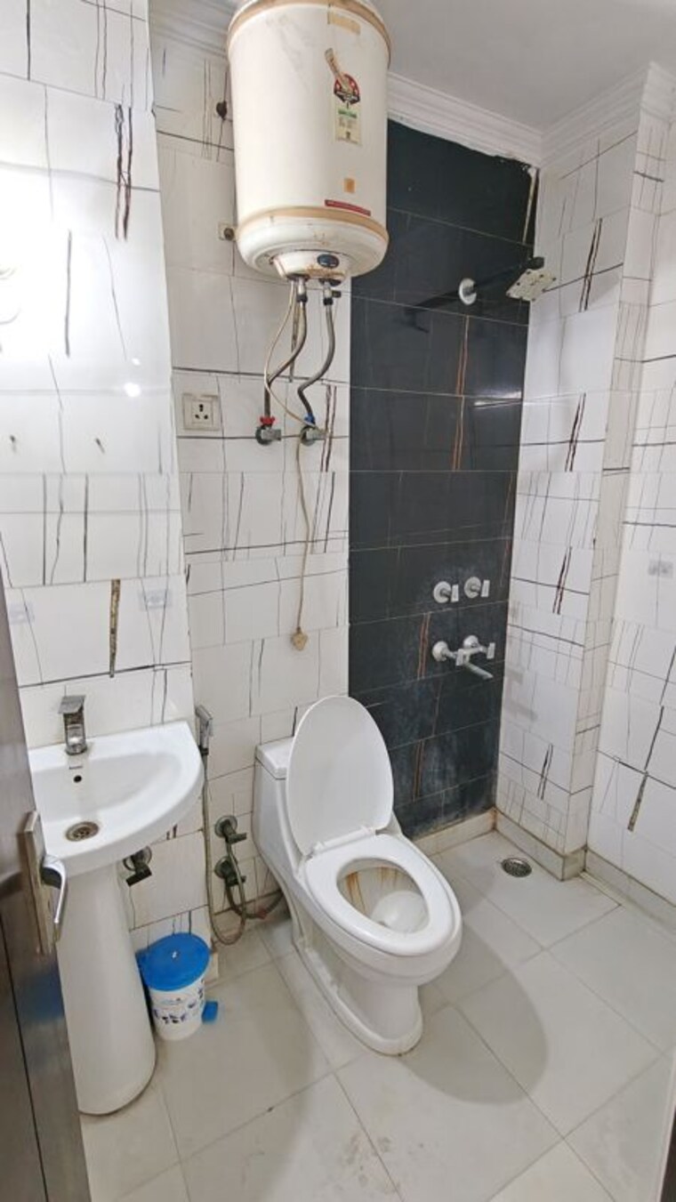 Bathroom, malviya nagar 1 Bedroom 600 Sq.Ft. Builder Floor In Malviya Nagar Delhi 10498568