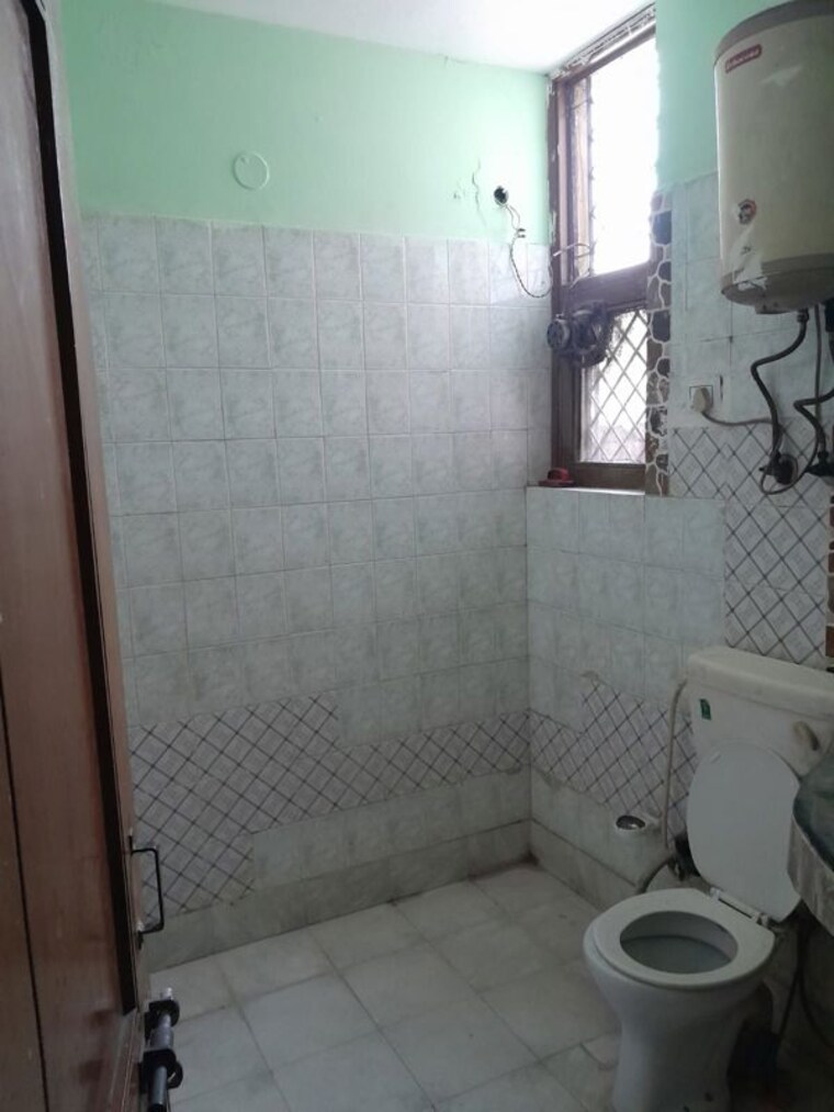 Bathroom, sector 49 1.5 Bedroom 950 Sq.Ft. Independent House In Sector 49 Noida 10498621