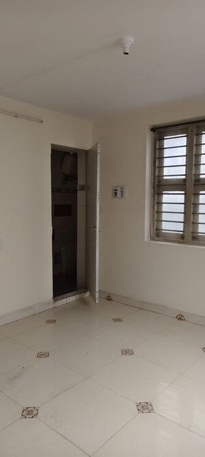 Room in 1 BHK Builder Floor at Halasuru – for Rent