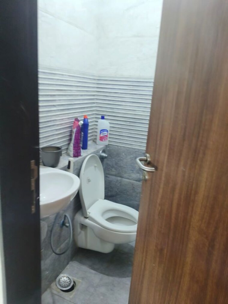 Bathroom, sethia-grandeur 2 Bedroom 800 Sq.Ft. Apartment In Bandra East Mumbai 10498748