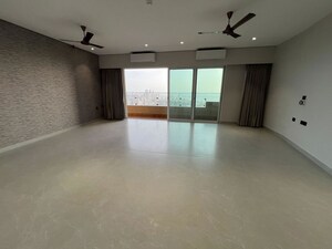 Room in 4 BHK Apartment at Lokhandwala Minerva Mahalaxmi, Mahalaxmi – for Rent