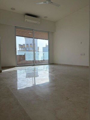 Room in 3 BHK Apartment at Lokhandwala Minerva Mahalaxmi, Mahalaxmi – for Rent
