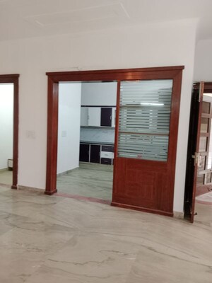 Room in 3.5 BHK Builder Floor at Ansals Sushant City – for Rent