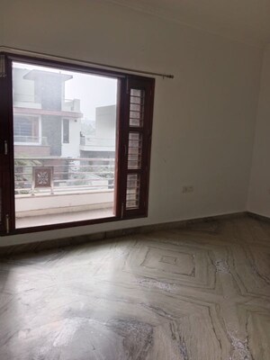 Room in 3.5 BHK Builder Floor at Ansals Sushant City – for Rent