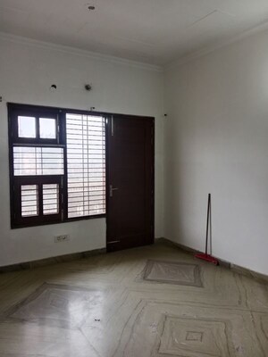 Room in 3.5 BHK Builder Floor at Ansals Sushant City – for Rent