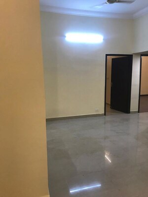 Room in 3 BHK Apartment at Mahagun Moderne - Avlon and Betina, Sector 78 – for Rent