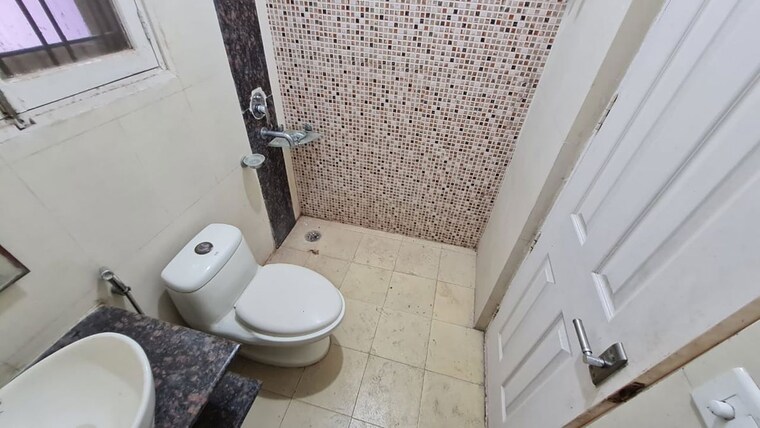 Bathroom, suncity 1 Bedroom 650 Sq.Ft. Builder Floor In Suncity Gurgaon 10498906