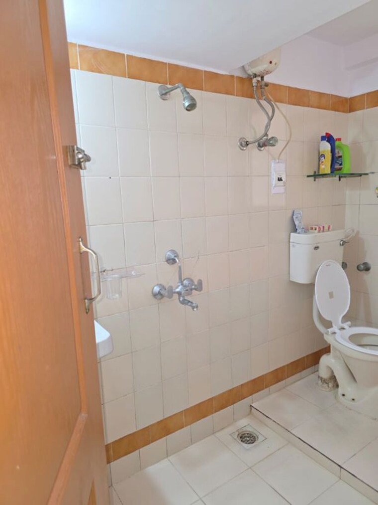 Bathroom, lok-yamuna 2 Bedroom 700 Sq.Ft. Apartment In Andheri East Mumbai 10498938
