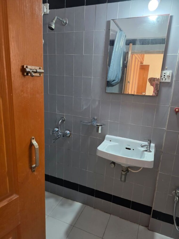 Bathroom, lok-yamuna 2 Bedroom 700 Sq.Ft. Apartment In Andheri East Mumbai 10498938