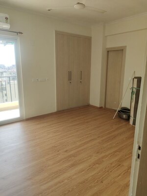 Room in 2 BHK Apartment at Supertech Cape Town, Sector 74 – for Rent