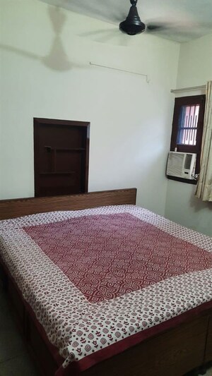 Bedroom in 2 BHK Builder Floor at Sector 44 – for Rent