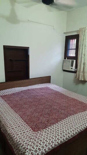 Bedroom in 2 BHK Builder Floor at Sector 44 – for Rent