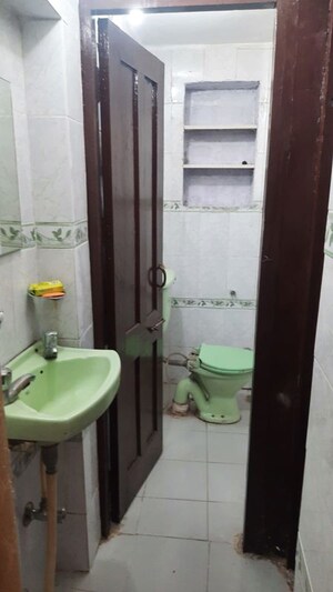Bathroom in 2 BHK Builder Floor at Sector 44 – for Rent