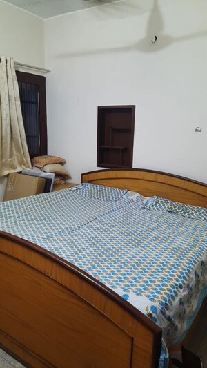 Bedroom in 2 BHK Builder Floor at Sector 44 – for Rent