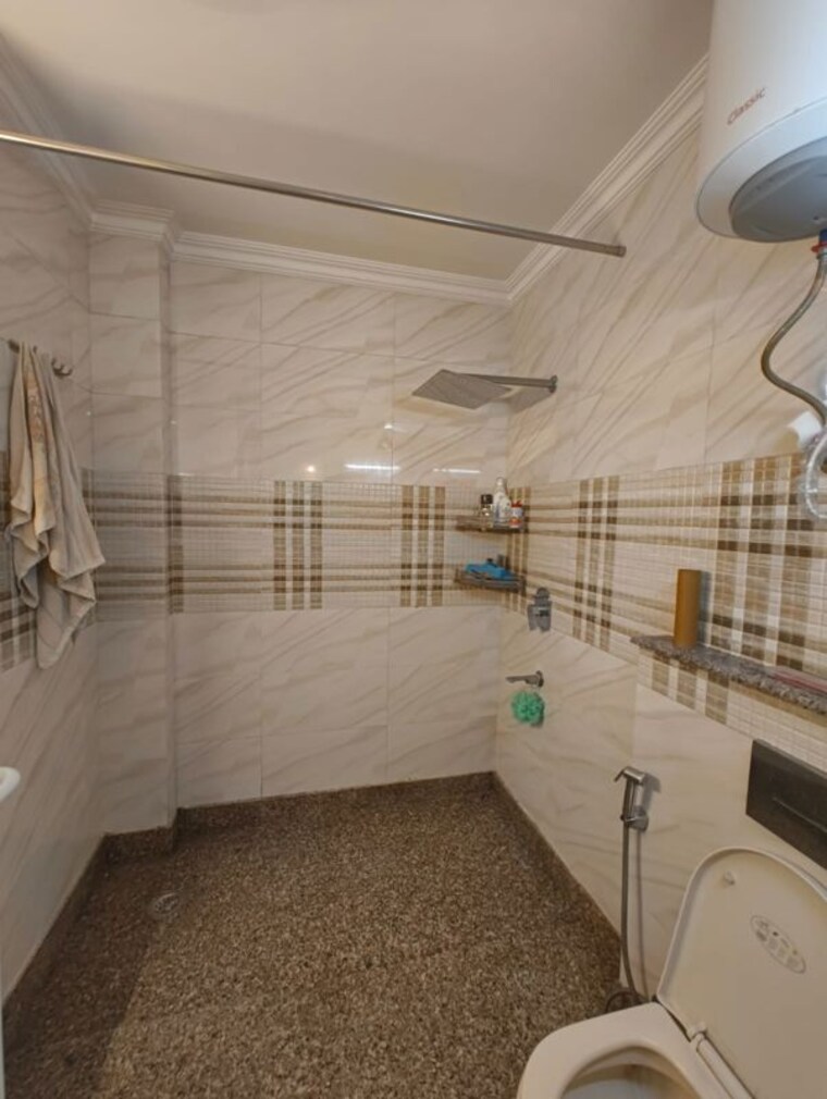 Bathroom, chittaranjan park 3 Bedroom 1400 Sq.Ft. Builder Floor In Chittaranjan Park Delhi 10470891