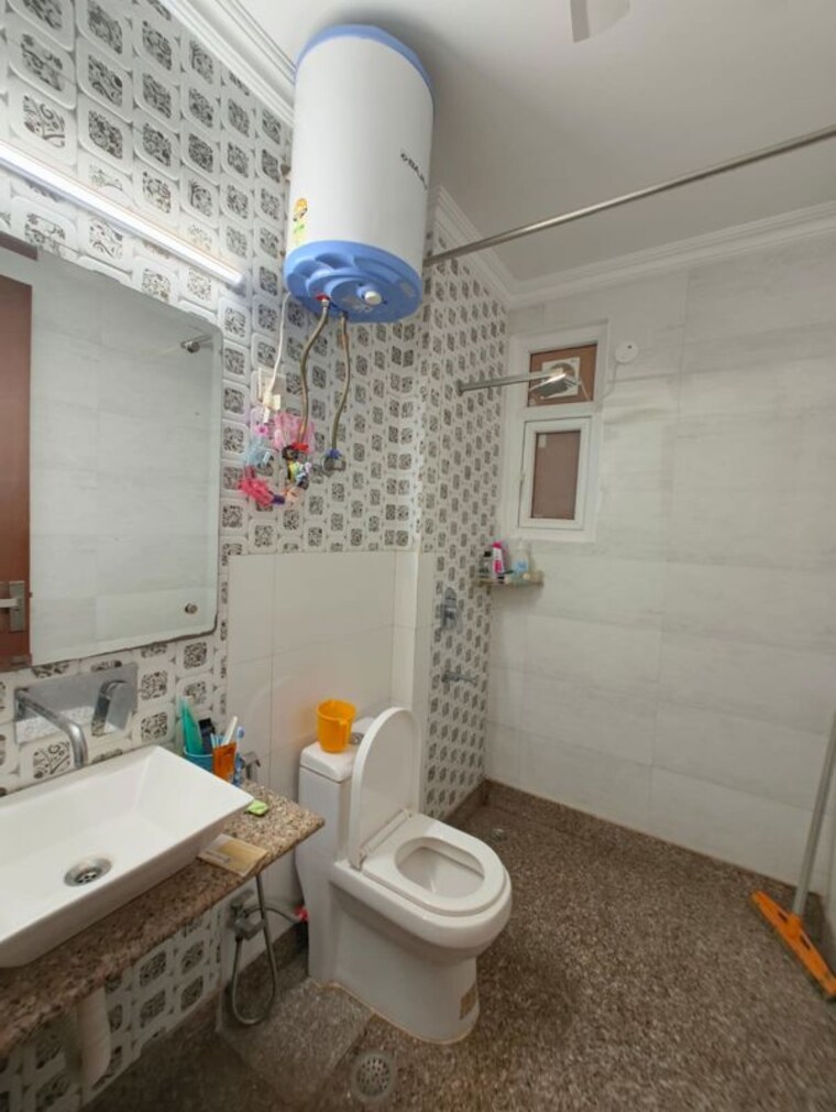 Bathroom, chittaranjan park 3 Bedroom 1400 Sq.Ft. Builder Floor In Chittaranjan Park Delhi 10470891
