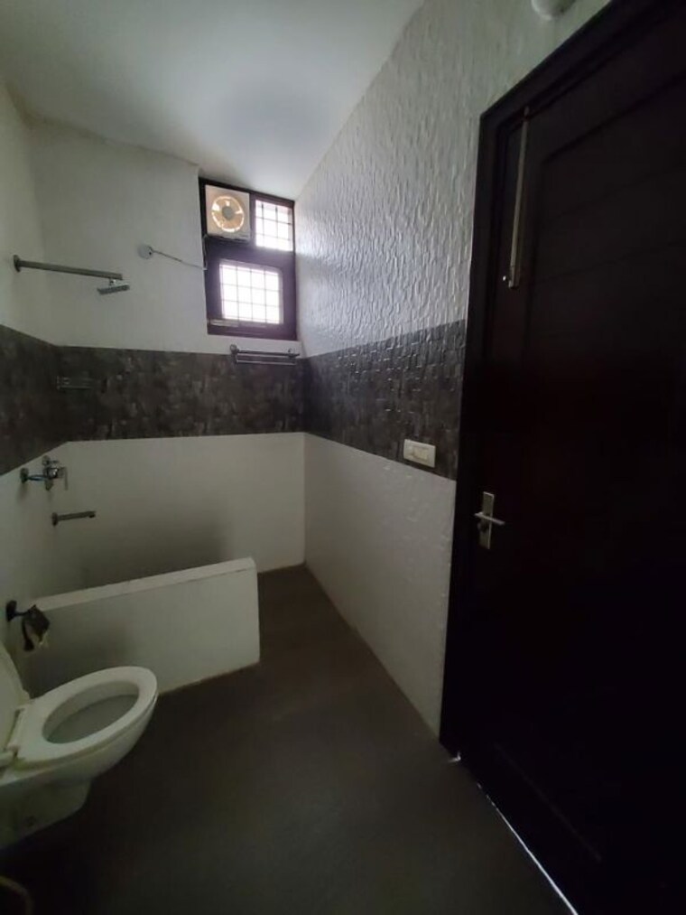 Bathroom, sector 52 2 Bedroom 1200 Sq.Ft. Independent House In Sector 52 Noida 10499044