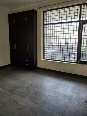 Room in 3 BHK Independent House at Sector 52 – for Rent