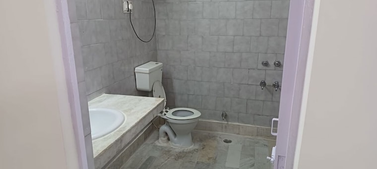 Bathroom, east of kailash 2 Bedroom 75 Sq.Yd. Builder Floor In East Of Kailash Delhi 10499110