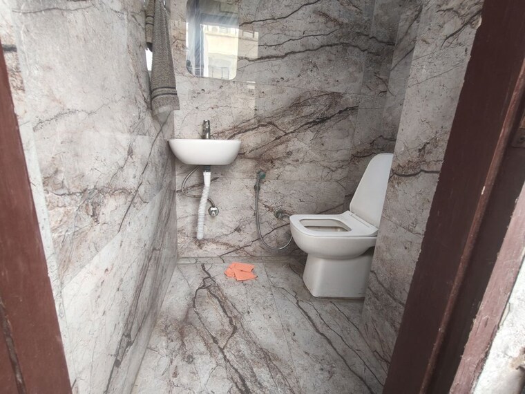 Bathroom, netaji subhash place Commercial Office Space 445 Sq.Ft. In Netaji Subhash Place Delhi 10499129