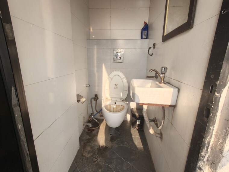 Bathroom, netaji subhash place Commercial Office Space 666 Sq.Ft. In Netaji Subhash Place Delhi 10499153