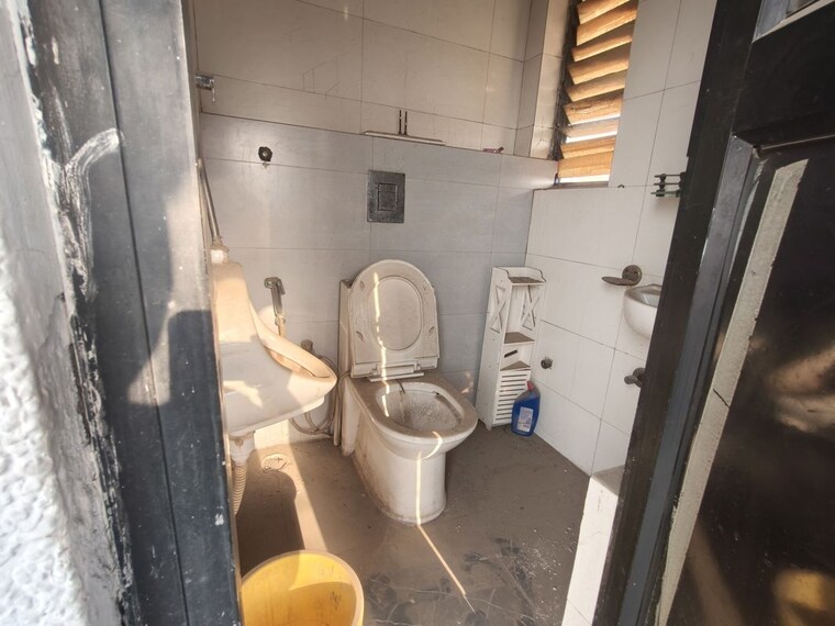 Bathroom, netaji subhash place Commercial Office Space 666 Sq.Ft. In Netaji Subhash Place Delhi 10499153