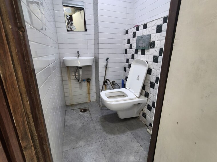 Bathroom, netaji subhash place Commercial Office Space 705 Sq.Ft. In Netaji Subhash Place Delhi 10499170