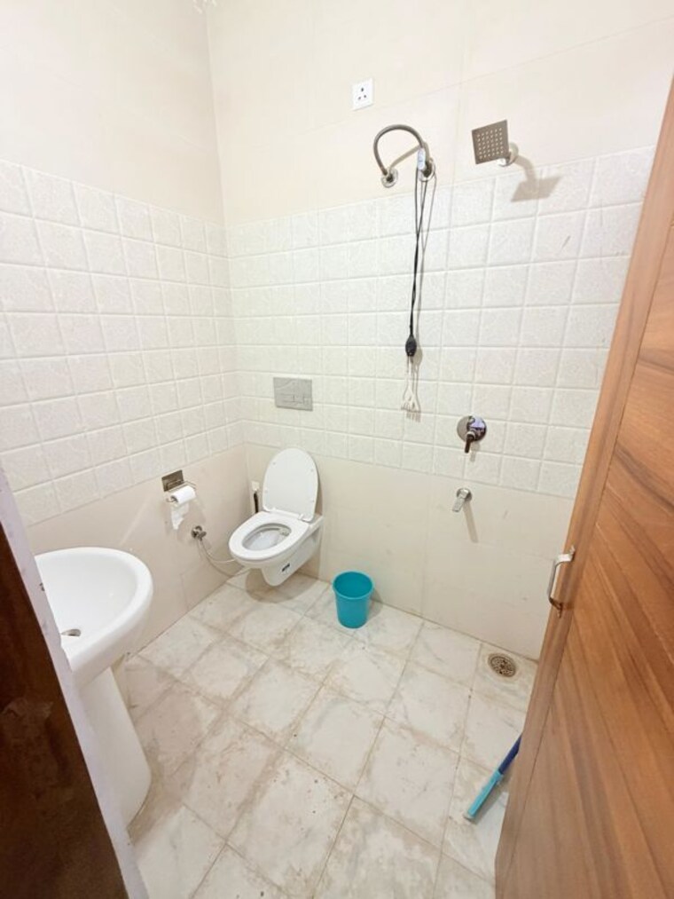 Bathroom, chandigarh-citi-center 2 Bedroom 1475 Sq.Ft. Apartment In Vip Road Zirakpur 10499186