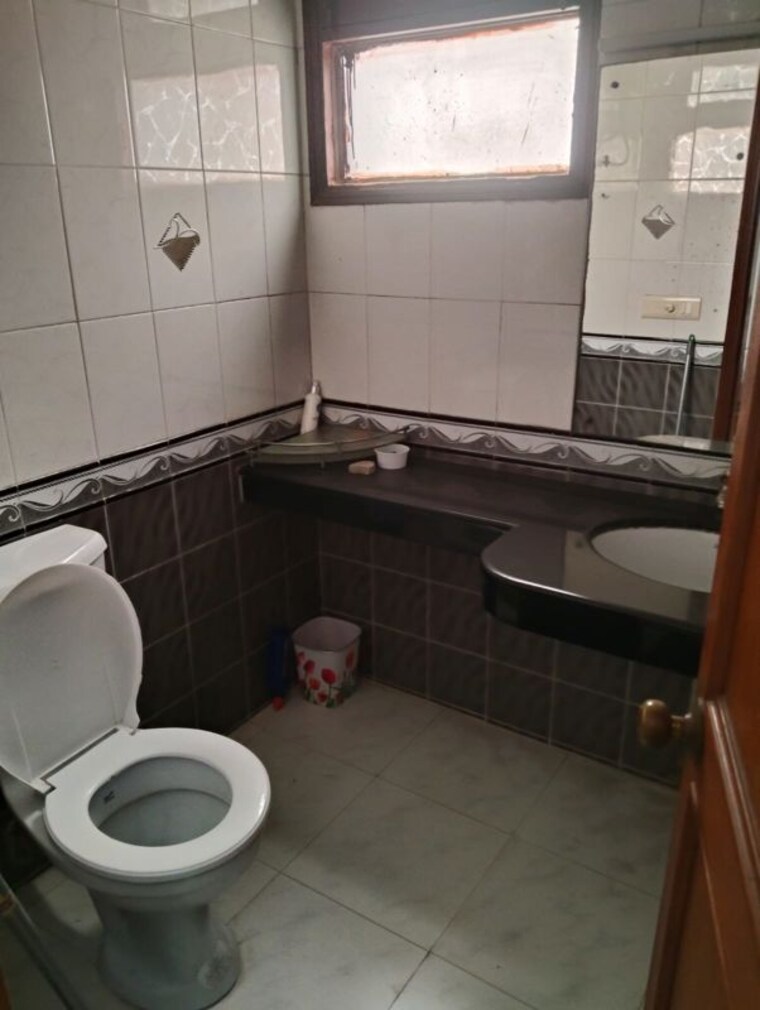 Bathroom, sushant lok i 3 Bedroom 300 Sq.Ft. Builder Floor In Sushant Lok I Gurgaon 10499238