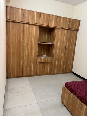 Room in 1.5 BHK Apartment at Worli Sea Face – for Rent