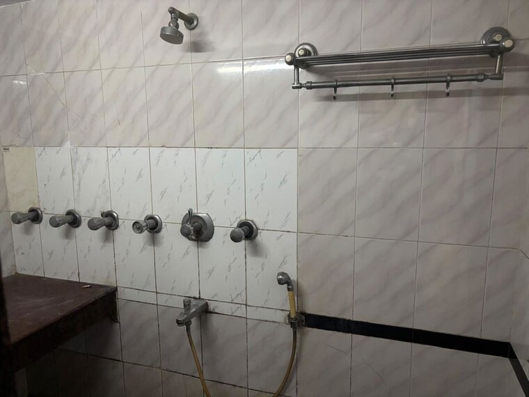 Bathroom, worli sea face 1.5 Bedroom 600 Sq.Ft. Apartment In Worli Sea Face Mumbai 10499277