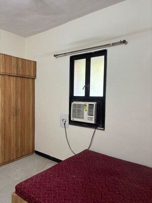Room in 1.5 BHK Apartment at Worli Sea Face – for Rent