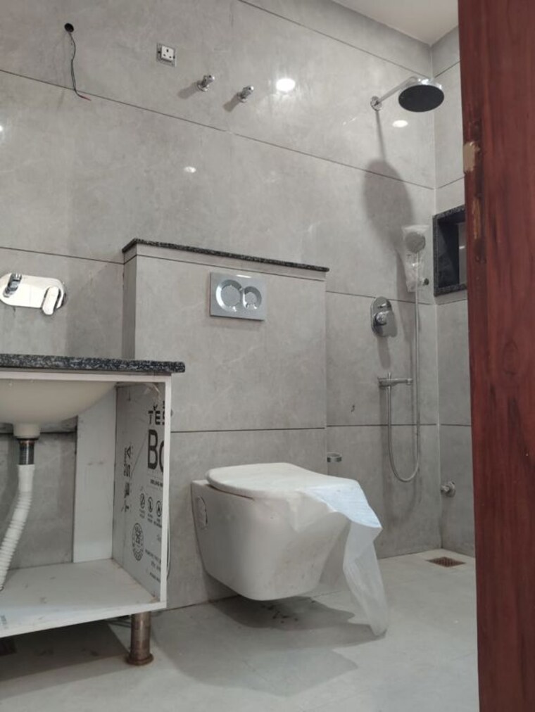 Bathroom, dlf phase ii 4 Bedroom 2245 Sq.Ft. Builder Floor In Dlf Phase ii Gurgaon 10499329