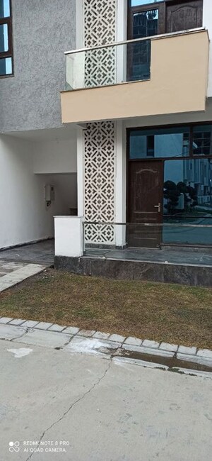 Room in 4 BHK Villa at Panchsheel Villas, Sector 16 Greater Noida – for Rent